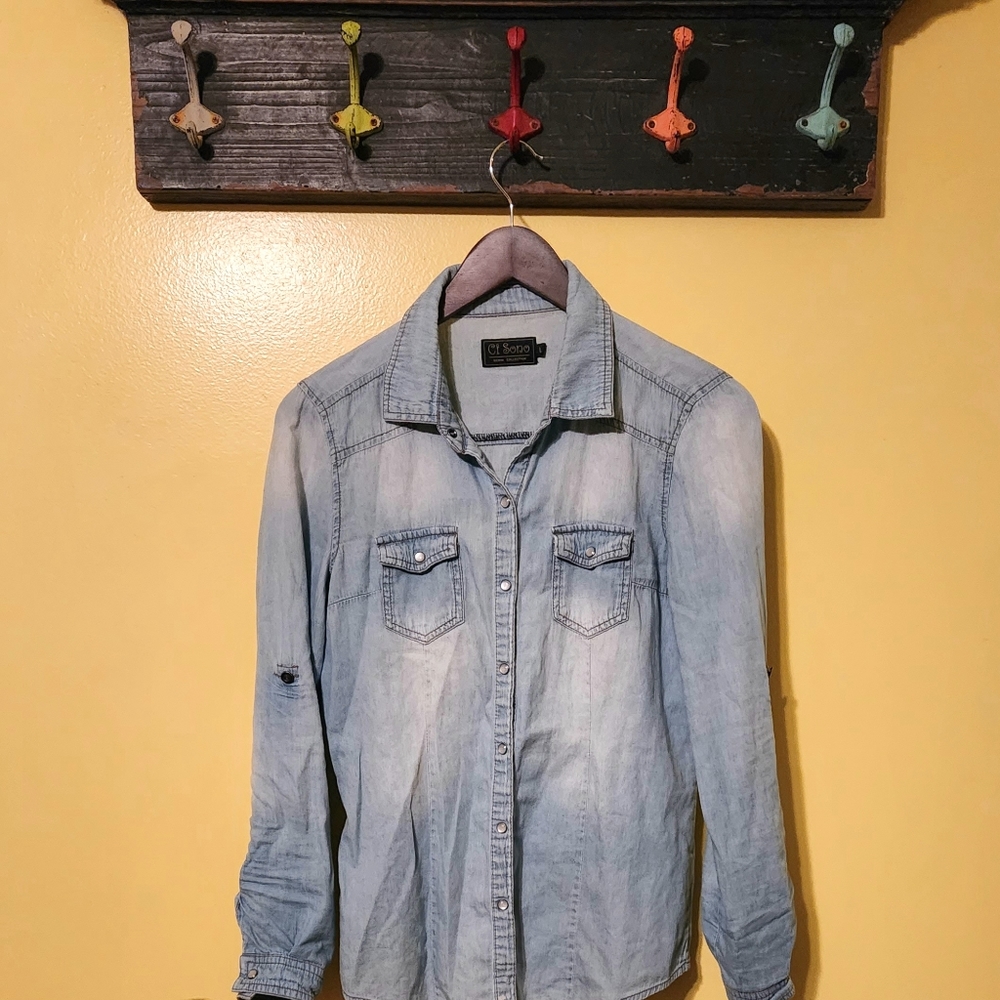 Ci Sono light weight denim shirt. Size large JUNIORS or a small WOMENS.